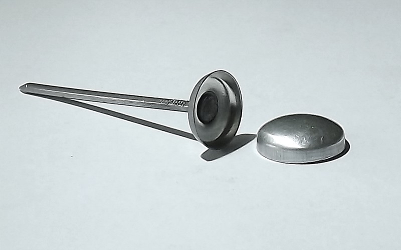 Knoflíková tělíska LORD s hřebíkem - vel. 28 - Knoflíková tělíska LORD s hřebíkem - čalounická (hliník - ocel, 1000 ks) vel. 24 až 40